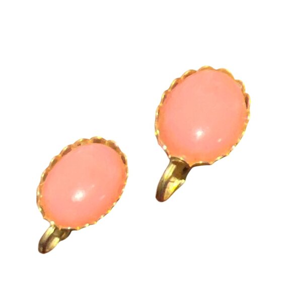 Vintage Pink Coral Gold Tone Clip On Earrings MCM Scalloped Edge Estate .75" - Picture 2 of 5